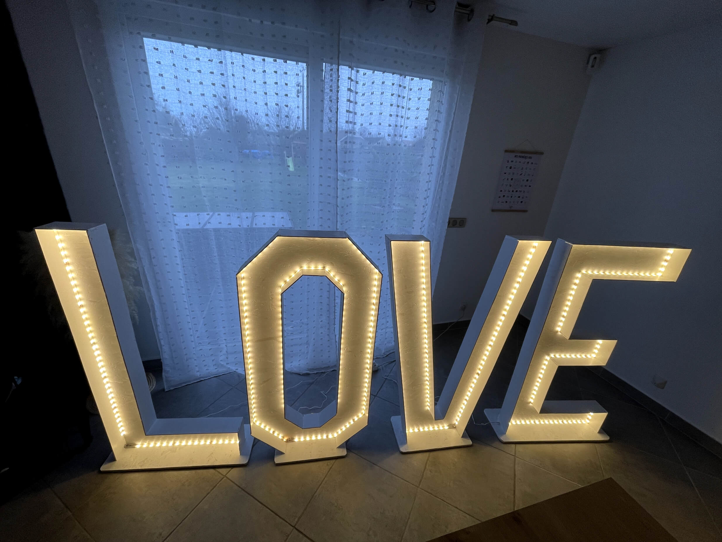 location-mur-lettre-love-lumineux