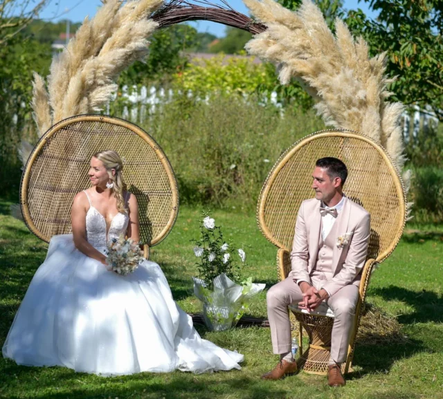 Location des fauteuils Emmanuelle pour le mariage de Ludivine le 10 août 2024. 

Une magnifique décoration en pampa qui s’accorde parfaitement avec les fauteuils. 
Un coin photo idéal pour une cérémonie pleine d’émotion ! 
N’hésitez plus et contactez moi pour la location de vos fauteuils Emmanuelle 💒😍

#alafolie #location #locationdecoration #locationdecorationmariage #mariage #mariage2024 #mariage2025 #evenement #evenementiel #reims #chalonsenchampagne #grandest #fauteuilemmanuelle #pampa #arche #deco #decoration #amour #alafolieevents