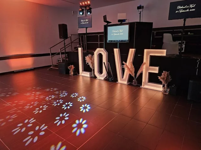 Retour en image sur le mariage du 21 septembre de Déborah et Kyle,

Location du love xxl lumineux, des fauteuils Emmanuelle et de l’escabeau en bois. 
Encore merci pour votre confiance,

Le love lumineux créé une ambiance chaleureuse dans votre salle de réception, il viendra surprendre vos invités 🥰

#alafolie #location #locationdeco #locationdecoration #locationdecorationmariage #love #lovelumineux #amour #fauteuilemmanuelle #mariage #mariage2024 #mariage2025 #escabeau #evenement #evenementiel #reims #marne #chalonsenchampagne