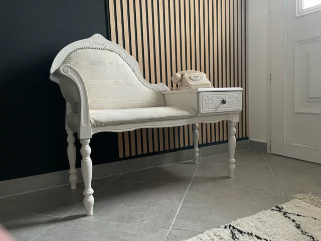 Banquette téléphone ! Le nouvel article disponible dès maintenant en location, 
Idéale pour le livre d’or audio ou pour un joli coin photo 😍

Qu’en pensez vous ? ♥️

#alafolie #evenement #evenementiel #location #locationdecoration #locationdecorationmariage #mariage #mariage2025 #mariage2026 #amour #livredormariage #livredoraudio #guestbook #banquette #decoration #reims #marne #chalonsenchampagne #epernay