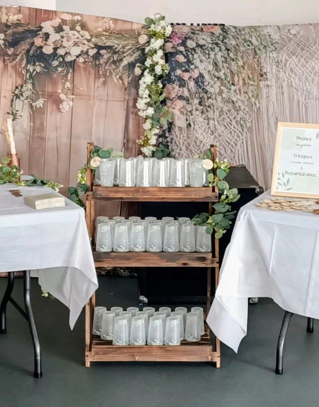 Retour en image sur le mariage de Joachim et Kathalyn, merci à eux pour leur confiance 🥰

#alafolie #mariage #mariage2025 #amour #location #locationdeco #locationdecomariage #locationdecoration #arche #fleurs #houssedechaise #reims #marne #ardennes